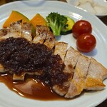 キッチン ブルー グローブ - 反対側から、手前のソースは赤ワイン？