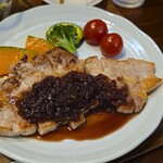 キッチン ブルー グローブ - 豚ロースソテーのアップ