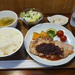 キッチン ブルー グローブ - 豚ロースソテー　赤ワインと新玉葱のポリネシアンソース