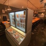 神戸鯨精肉店 - 店内入口で、鯨肉の販売。