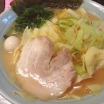 港家 - ラーメン。キャベツをトッピング。