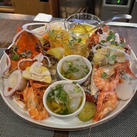 イノーヴェ - エビと渡り蟹の盛り合わせ　ウニもあります