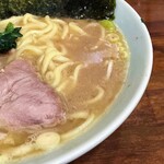 ラーメン 洞くつ家 - バランスが良く少し獣感もあるスープ。
