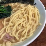 ラーメン 洞くつ家 - 酒井製麺の中太麺。