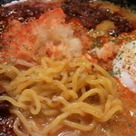 らーめん獅子王 - 辛みそらーめん、麺アップ