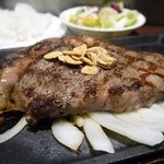 リブロースステーキ 300g 1515円。Aセット ライス・サラダ 315円。