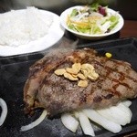 リブロースステーキ 300g 1515円。Aセット ライス・サラダ 315円。