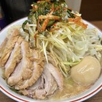 ラーメン二郎 - 小ぶた（1,070円）＋ネギ（120円）＋ニラキムチ（120円）＋味付玉子（120円）、ニンニクコール