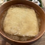 湯河原 十二庵 - お味噌汁〜油揚げ1枚　ぷか〜って浮かんでます
