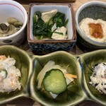 湯河原 十二庵 - 後列から、左：大豆煮、中央：ほうれん草と引き上げ湯葉、右：汲み上げ湯葉、前列から左：おからサラダ、中央：漬物、右：黒豆チーズ⭐️⭐️⭐️