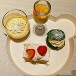 ヒルトン横浜 - 左から時計回りに、カスタードプリン、マンゴームース、メロンシュークリーム、苺のショートケーキ