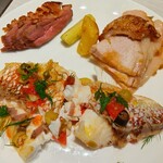 ヒルトン横浜 - 右上：ポークロインスパイシーロースト、左上：鴨のロースト、下：白身魚の香草焼