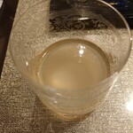 都わすれ - 秋田鹿角「北限の桃」の食前酒　昼夜の気温の差が大きく甘い桃ができるそうで　糖度10.5度以上のブランド桃らしいです