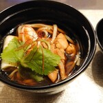 都わすれ - 今日の稲庭うどんは地鶏南蛮でした　しっかりした鶏の旨味と焼きねぎが良い味を出していて、これもお酒に合いますって！