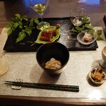 都わすれ - 先付けの　ムキ茸おろし和えと前菜の数々