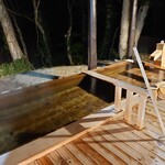都わすれ - 夜の部屋付き露天風呂　貴賓室「草笛」の露天風呂は大きくて手足全開で伸ばせます　檜の香りに癒やされます