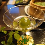 都わすれ - 青梅翡翠（ひすい）煮　金粉が付いているところ視覚的に良いですね　これどんな味だと思います　酸っぱいのかなっと思ったらむちゃくちゃ甘かった