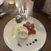 クッチーナ イタリアーナ アリア 六本木 - ブッラータチーズと季節のフルーツのカプレーゼ