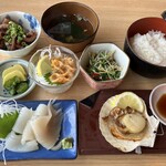 海席料理処　小舟渡 - [左上から時計廻りで]イカ下足と大根の煮物,味噌汁,御飯,ホタテ焼,イカ刺,漬物,ホヤ刺,水菜の中華和え