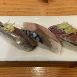 淳ちゃん寿司 - 光り物3点　左からイワシ、サバ、鯵
