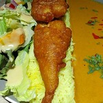 バンゲラズスパイスビストロ＆カフェ - フィッシュフライ、ターメリックライス