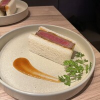 焼肉うしごろ 横浜店 - 牛ヒレカツサンド(1人前オーダーしたけど2皿に分けてくれた)