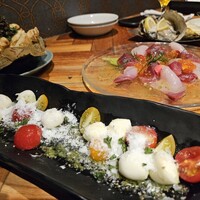 Seafood bar Ermitage 横浜鶴屋町店 - 淡雪塩で食べるのカプレーゼ　869円
                      