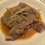 中国飯店 - 和牛の湯引き特製ネギ醤油ソース