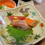 江井島酒館 麺坊はりまや - 造りは三点盛り、はまち・鮪・サーモン