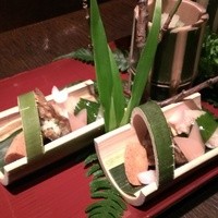 燈々庵 - 前菜　ユリ根を桜の花びらのようにしてあります。梅の枝、菜の花、シャガの葉が添えられて春の雰囲気が演出されています。