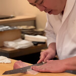 登喜和鮨 - 佐渡産寒鰤腹側の切付け