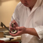 登喜和鮨 - 栄螺の肝ソースを垂らす