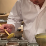 登喜和鮨 - 銀杏の擦り流しを盛る