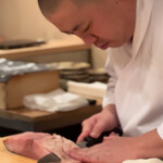 登喜和鮨 - 佐渡産寒鰤のトリミング