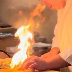 登喜和鮨 - 黒むつの脂を鉄串で焼き付け