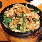 個室 串天 鮮魚 二十四区 - 豚肉の炒め物。ビールが進みます