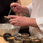 登喜和鮨 - 茹でたてのととまめを盛り付け