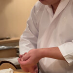 登喜和鮨 - 血鯛を握る