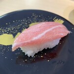 お魚天国 すし若  - 大トロ（1貫）