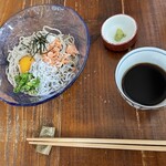 TSUMUGU - 釜揚げしらすと桜エビの卵とろろ蕎麦