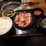 焼肉 ホルモン 牛繁 - カルビ定食ランチ（肉150g、814円）