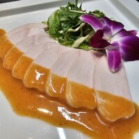 辛 富嶽白鶏のタタキ　サンラーソース　