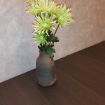 瀬戸内味覚処 芸州 本店 - テーブル横のお花