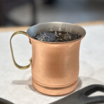 洋食屋 銀座ランプ亭 - ドリンクは銅製のカップで提供