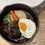 洋食屋 銀座ランプ亭 - 鉄板で熱々の提供