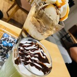 ナナズ グリーン ティー - 料理写真:ほうじ茶生チョコレートパフェと抹茶ラテ