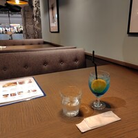 COLONIAL BEACH 横浜ハンマーヘッド - レストラン真ん中の席からの景色、内装。ノンアルコール…ハンマーヘッドオーシャン