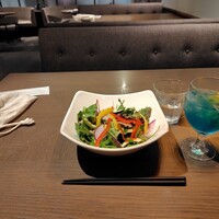 COLONIAL BEACH 横浜ハンマーヘッド - サラダ600円と、ハンマーヘッドオーシャン（ノンアルコール）