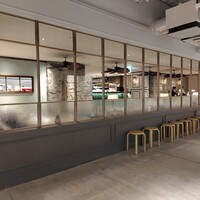 COLONIAL BEACH 横浜ハンマーヘッド - レストラン外観。廊下より見たレストラン