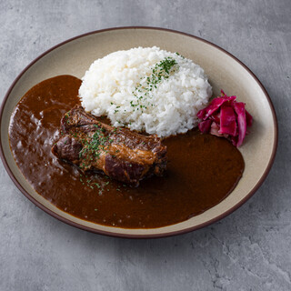 カレーにはスプーンでほぐせるほどに仕上げた肉塊をトッピング